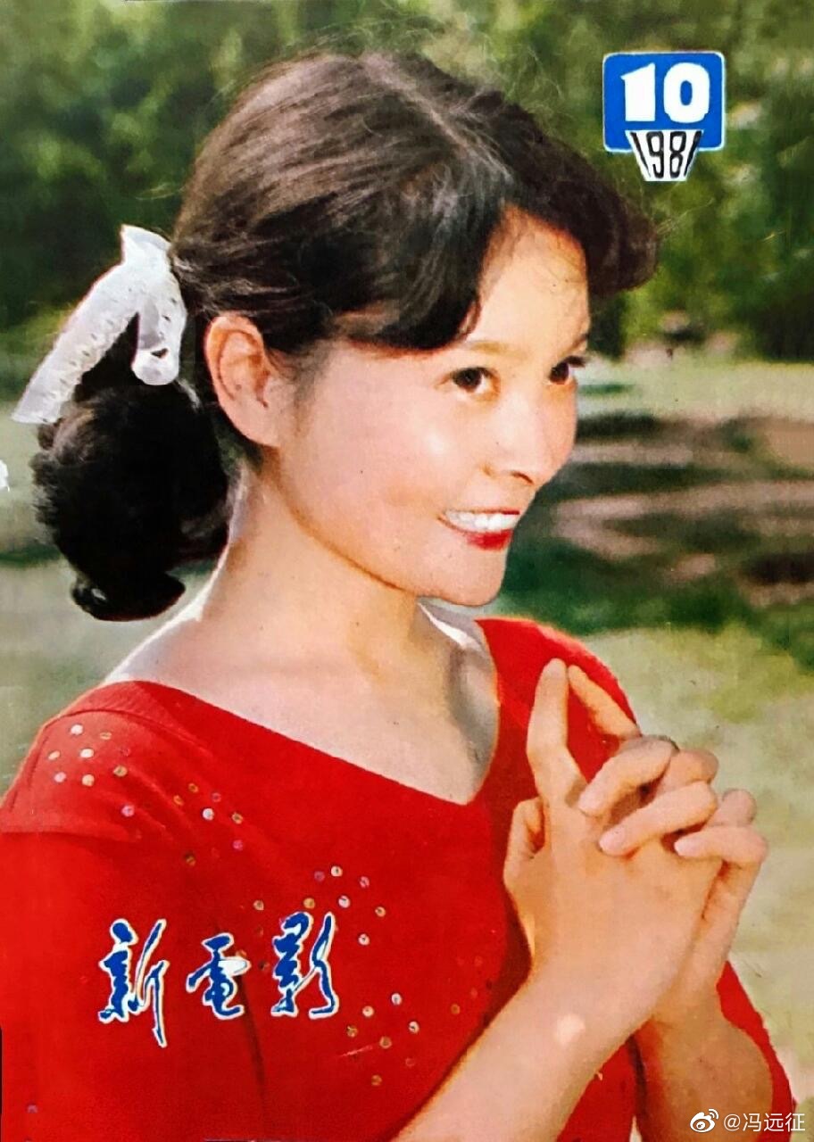 冯远征晒照为大9岁妻子梁丹妮庆生一直可爱下去