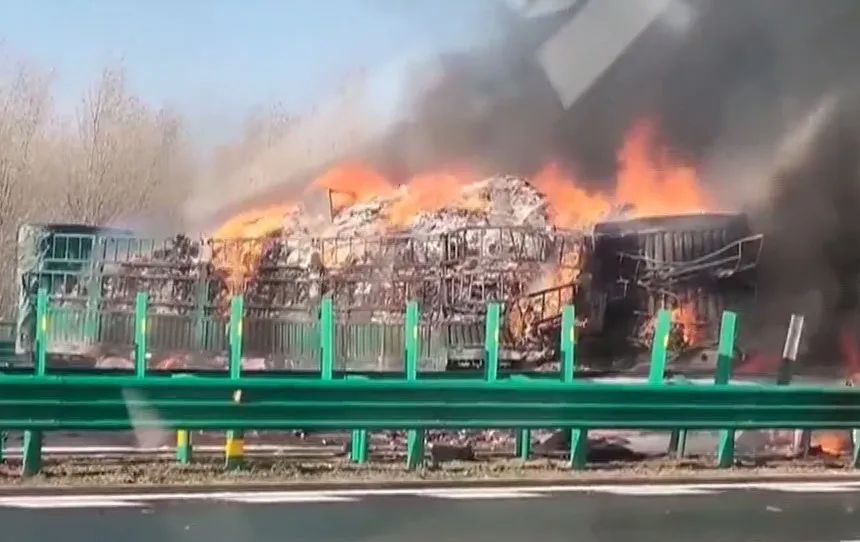 高速上两车相撞后起火，一名驾驶员被困起火车内……休闲区蓝鸢梦想 - Www.slyday.coM