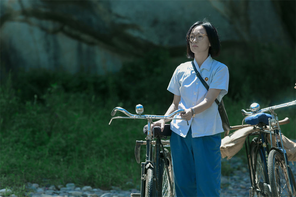 《屠呦呦的礼物》剧照,周迅饰演屠呦呦