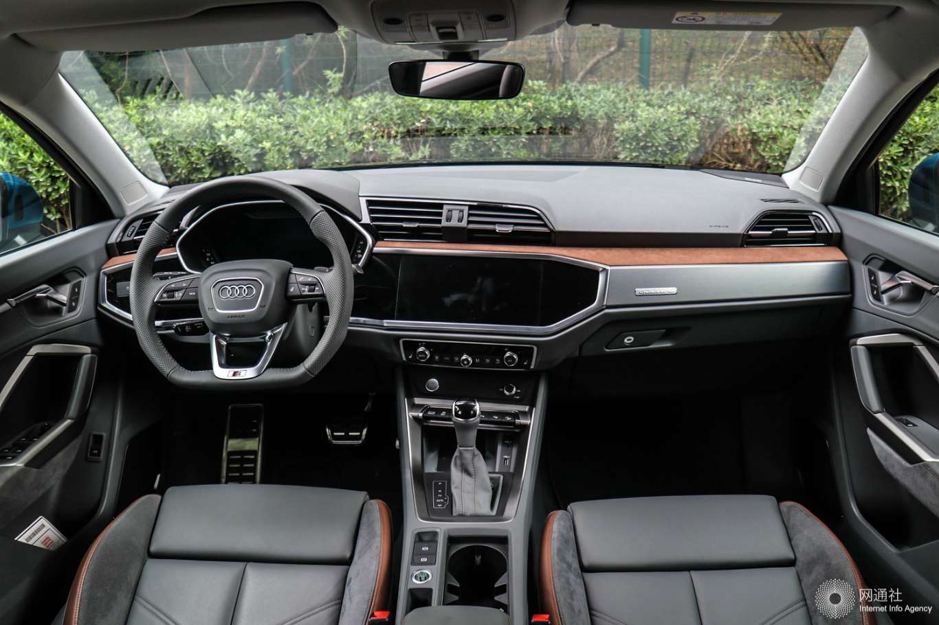 2022款奥迪q3,q3轿跑内饰新增斯塔尔灰及岩石灰风格配色,并搭载奥迪