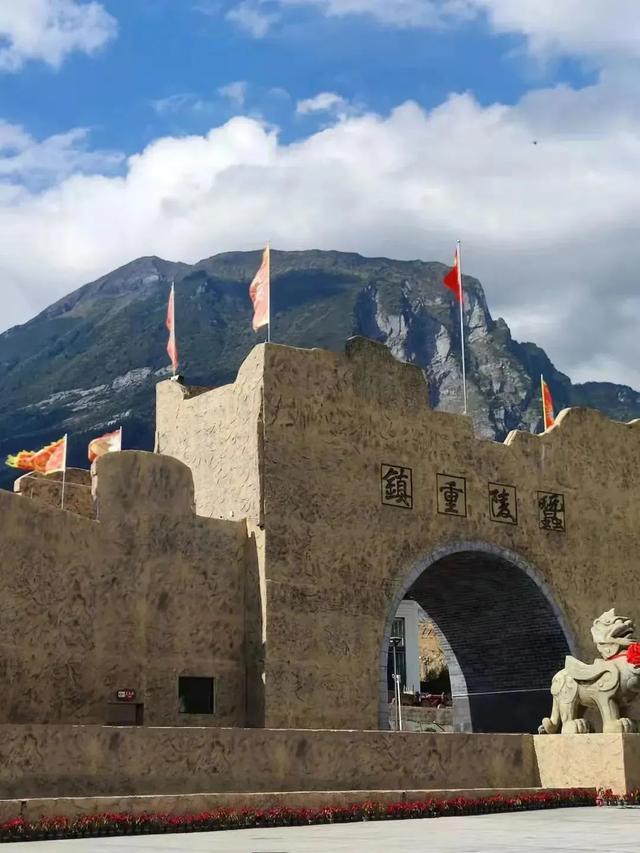 赏彩林！摘秋果！成都出发3小时，去川西小九寨吃喝玩乐耍2天休闲区蓝鸢梦想 - Www.slyday.coM