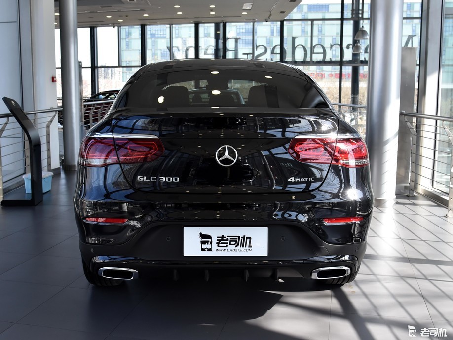 让人目不转睛小哥带你一起看奔驰glc轿跑