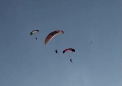 可怕瞬间！土耳其两名滑翔伞运动员在空中相撞后坠入大海休闲区蓝鸢梦想 - Www.slyday.coM