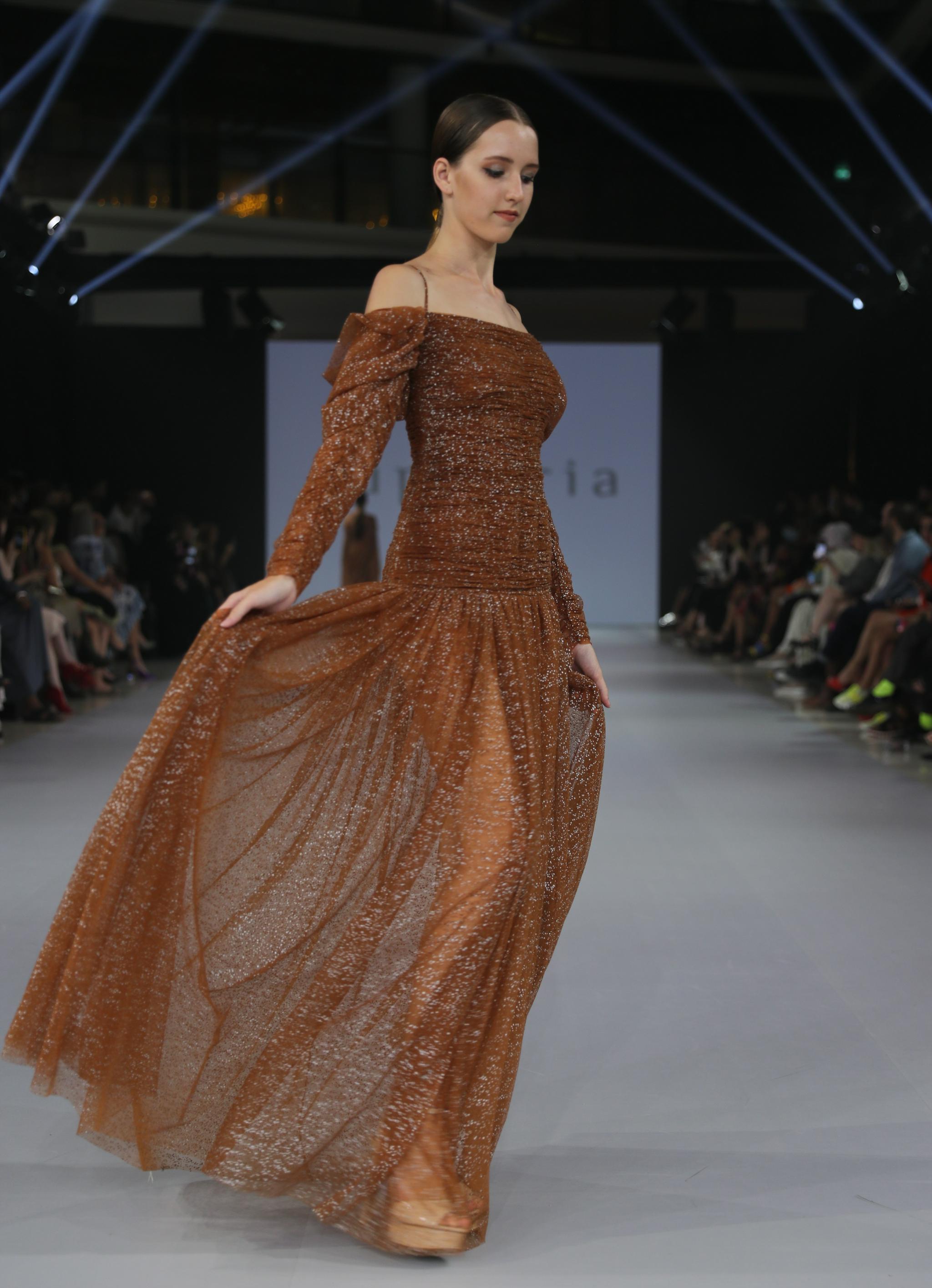 10月25日,模特在阿联酋迪拜举行的阿拉伯时装周上展示euphoria品牌的