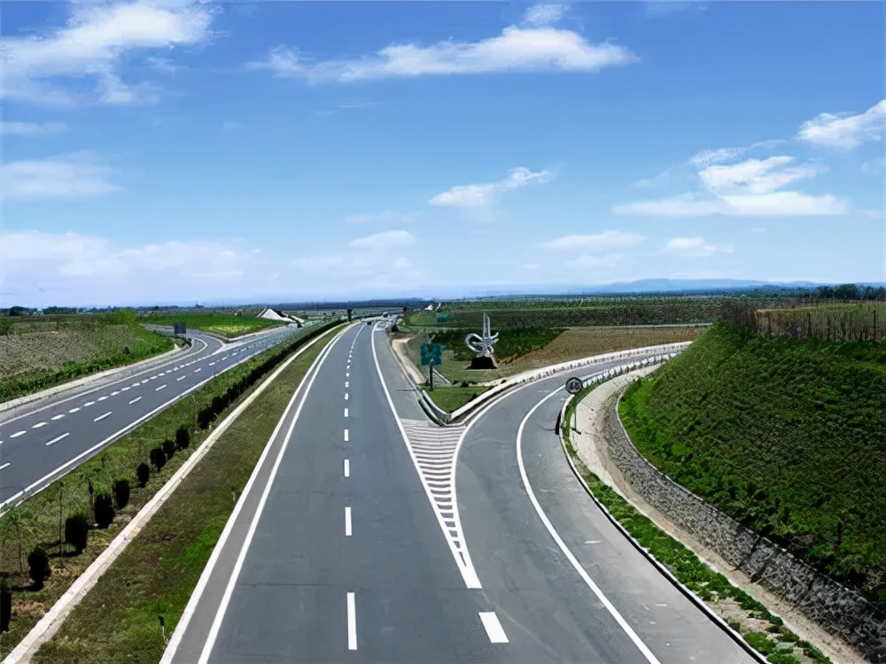 管车侠高速开车遇到各种出入口该如何安全应对