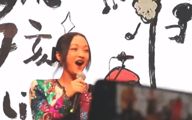 周迅和卓越恋情绯闻后没有回应单独出现机场 手戴周迅电子礼佛器显眼