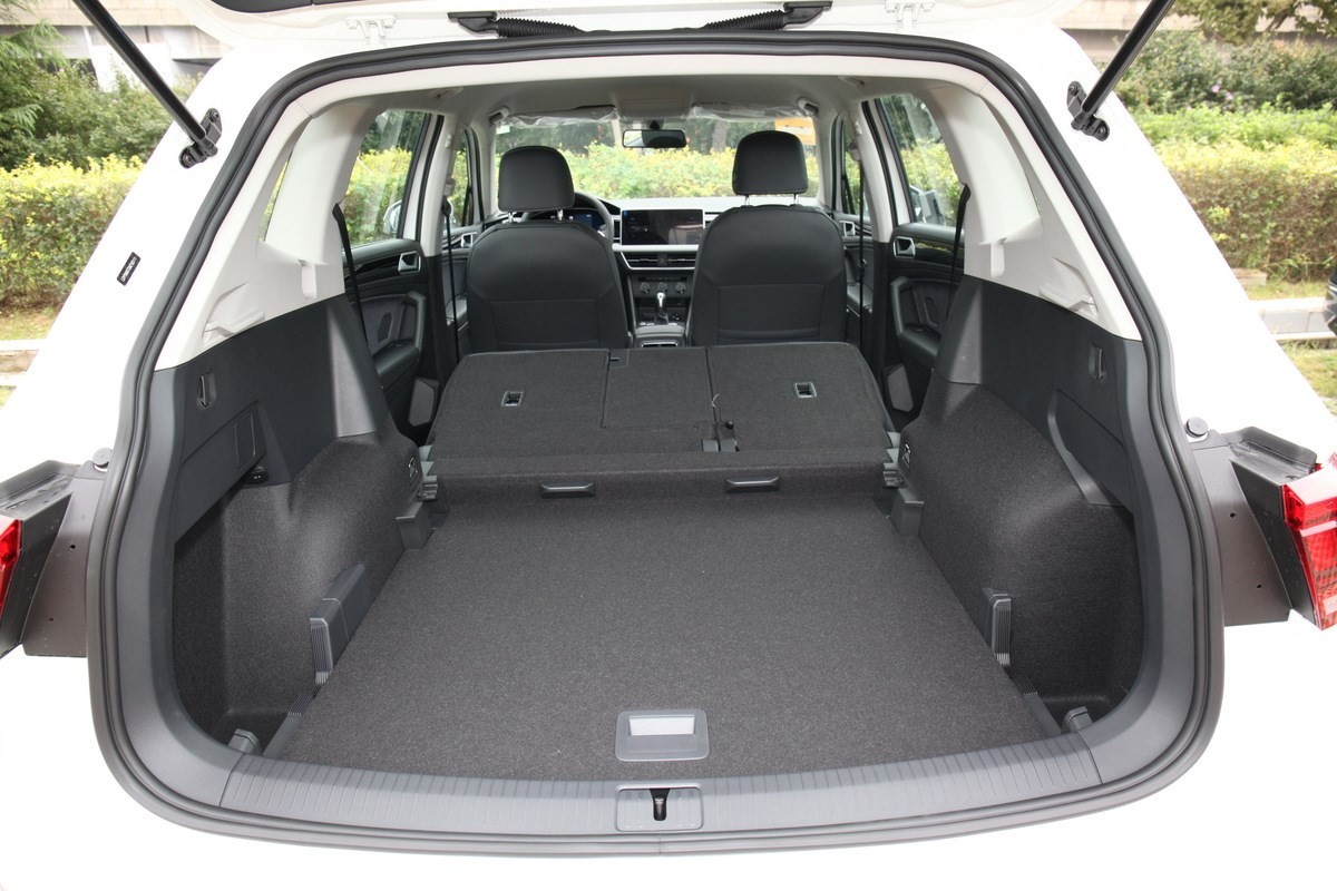 座椅放倒后更是能拓展不少空间出来,但小有瑕疵的是,后排座椅放倒后