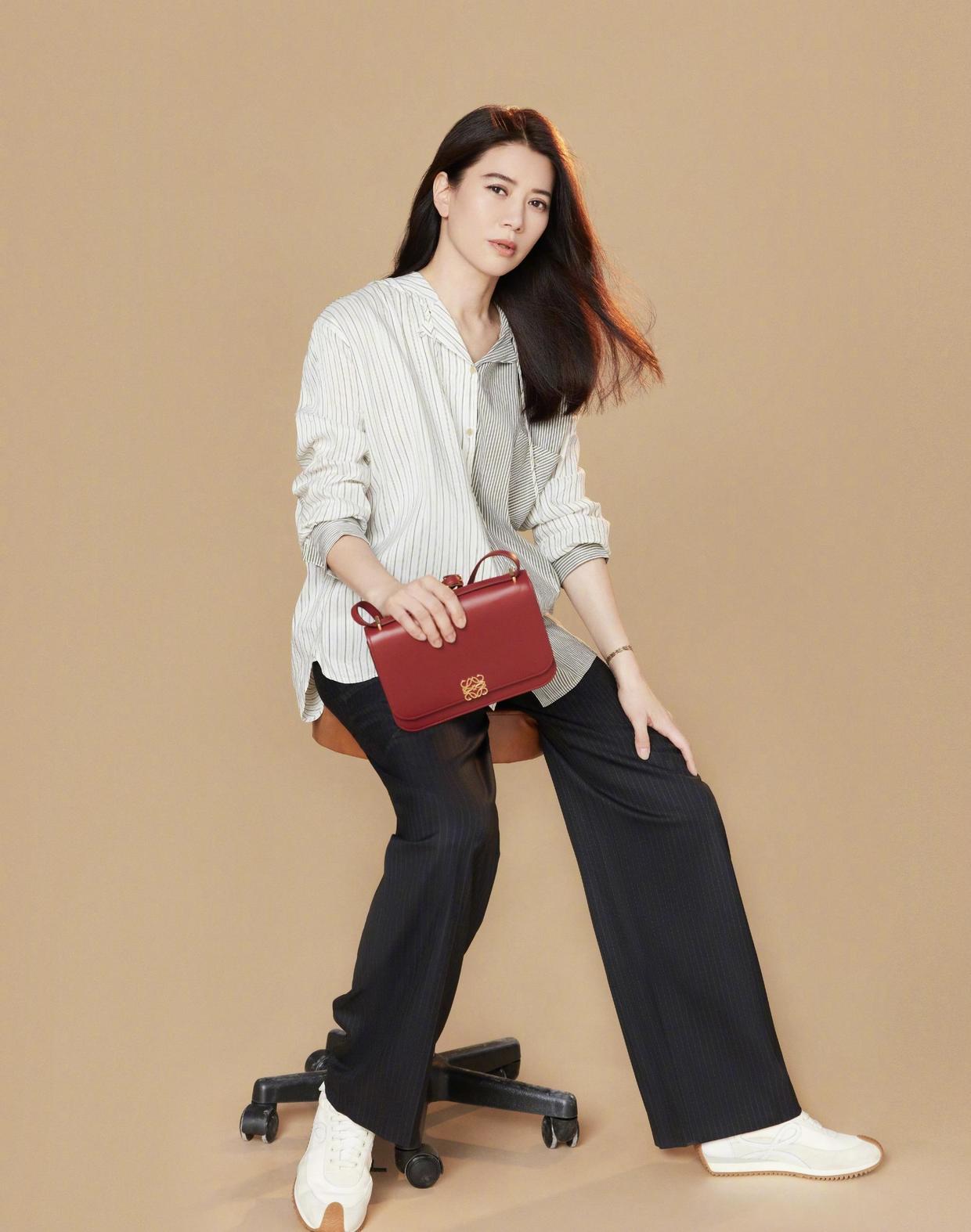 袁咏仪不像50岁穿印花裙配外套与老公同亮相同龄人看了都羡慕