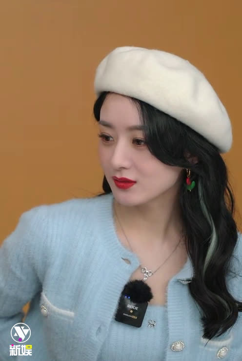 赵丽颖 浅蓝色的针织开衫 米色贝雷帽,好美貌!