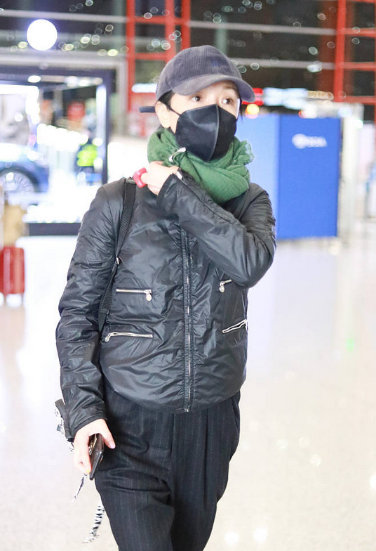 周迅和卓越恋情绯闻后没有回应单独出现机场 手戴周迅电子礼佛器显眼