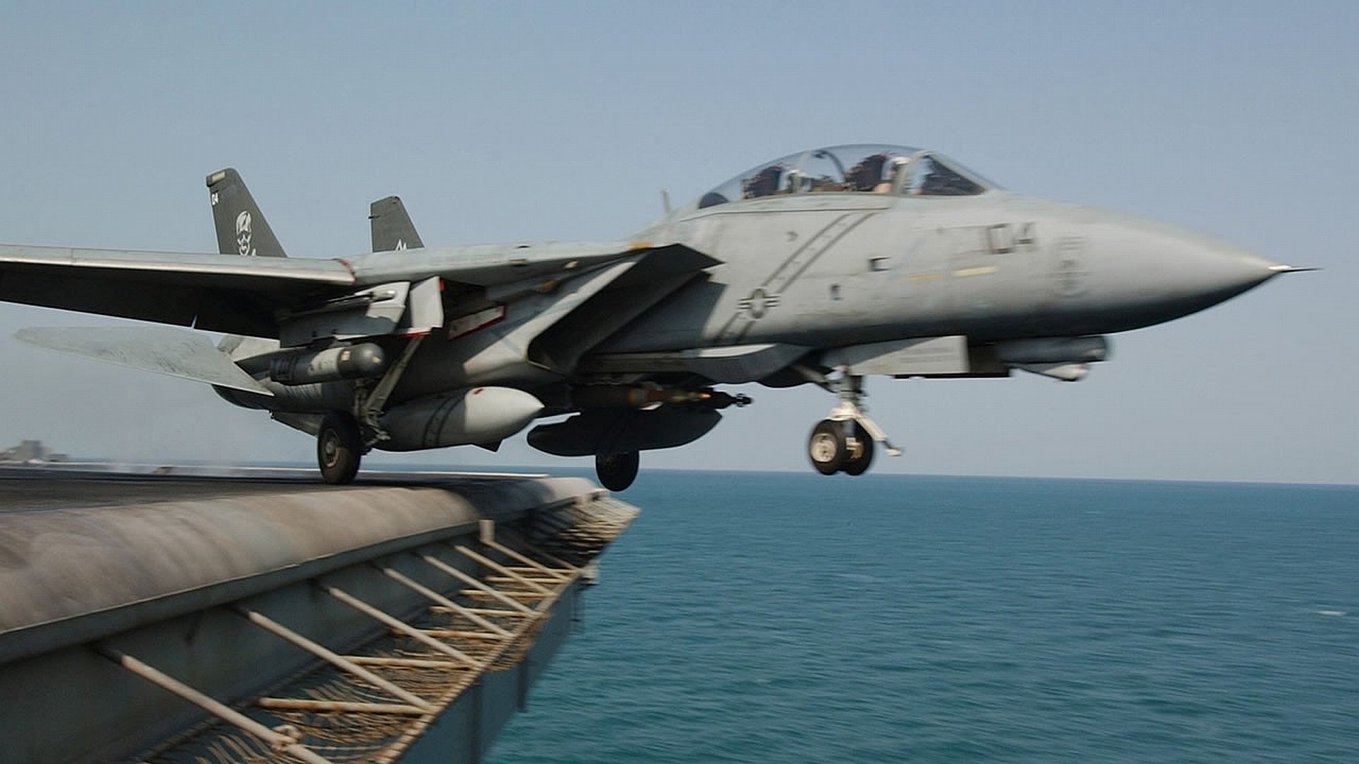 1989年1月4日,两架从航空母舰肯尼迪号起飞的f-14雄猫式战斗机正在地
