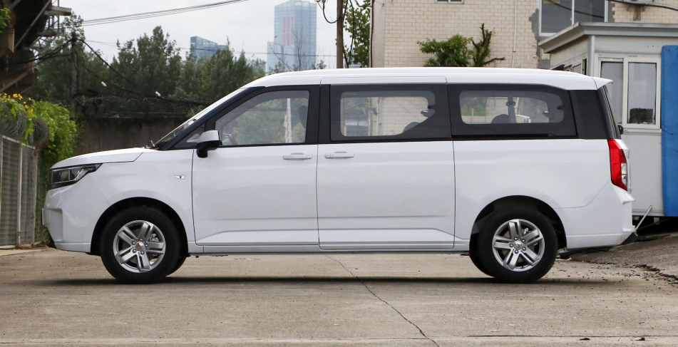 在车身尺寸上,五菱征程和菱智plus旅行版差距不是特别大,五菱征程的