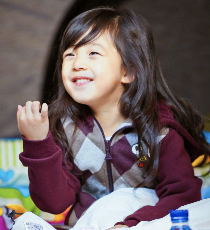 小泡芙如今也越来越淑女了,泡起茶来有模有样的,简直就是梦想中的女儿