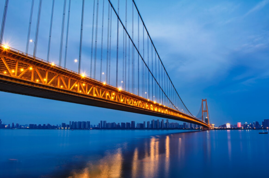 不设桥墩的大桥,杨泗港长江大桥到底有多牛?中国又是咋建成的?
