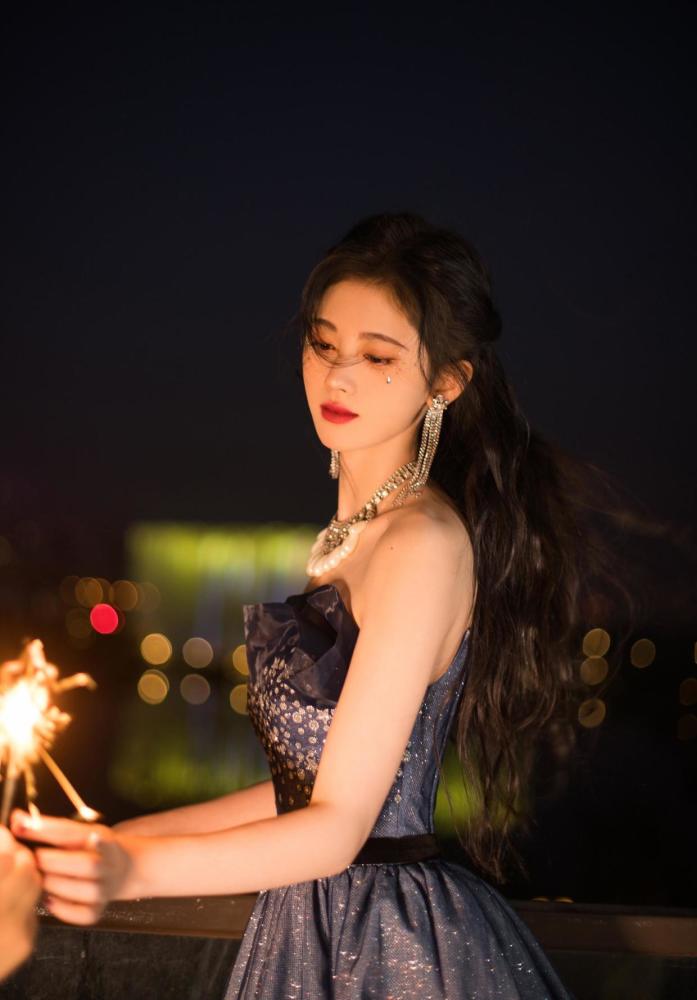 被鞠婧祎迷住了穿深蓝色的星空抹胸裙玩烟花挡不住的明星范