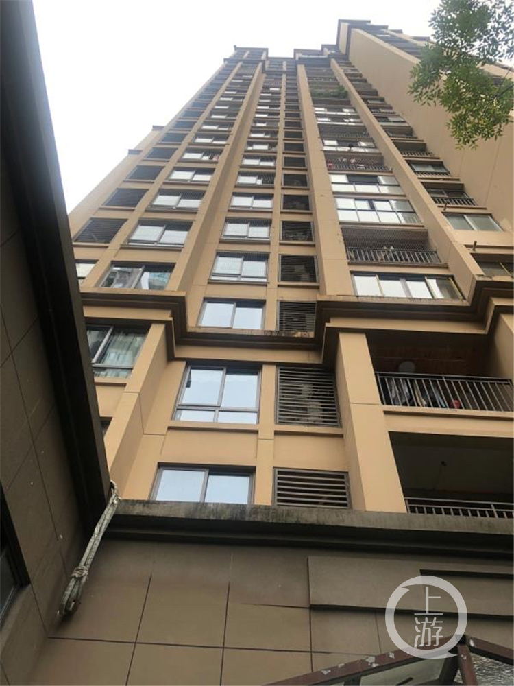 玩具水枪从天而降监控拍到熊孩子从21楼扔下