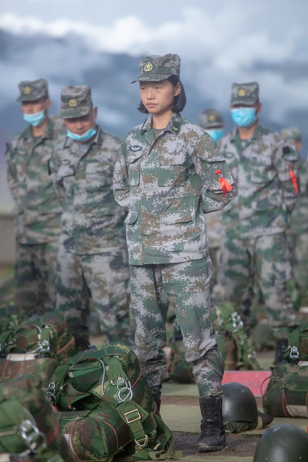 女兵高原跳伞,刺激!|高原|女兵|跳伞_新浪新闻