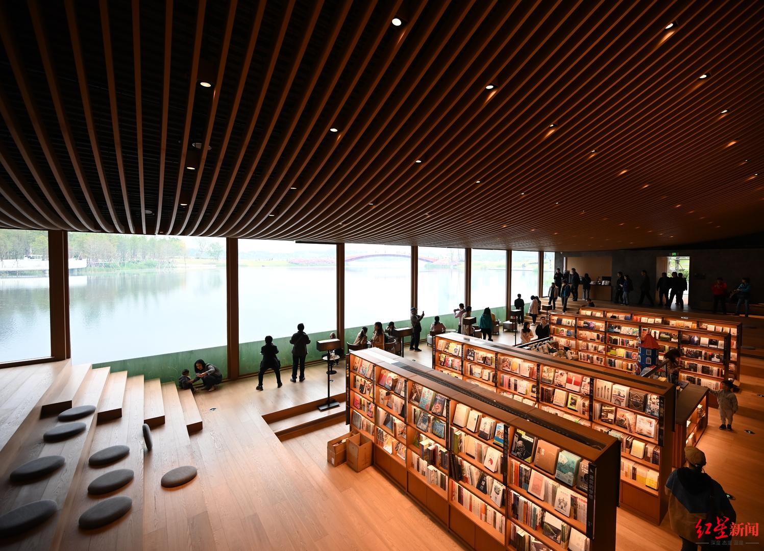 未开先火成都这家开在湖里的半沉浸式书店吸引无数游客打卡