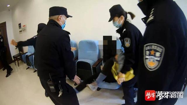 女子法庭里擅自录像袭击法警行政拘留15日罚款5000元