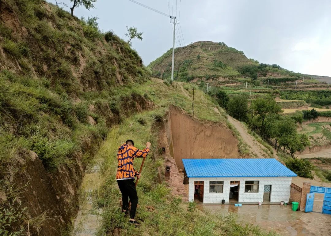村里的第一个女研究生，不敢离开家乡休闲区蓝鸢梦想 - Www.slyday.coM