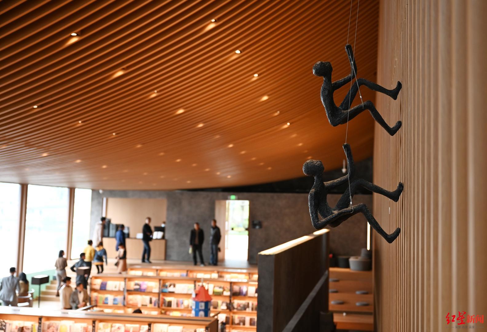 未开先火成都这家开在湖里的半沉浸式书店吸引无数游客打卡