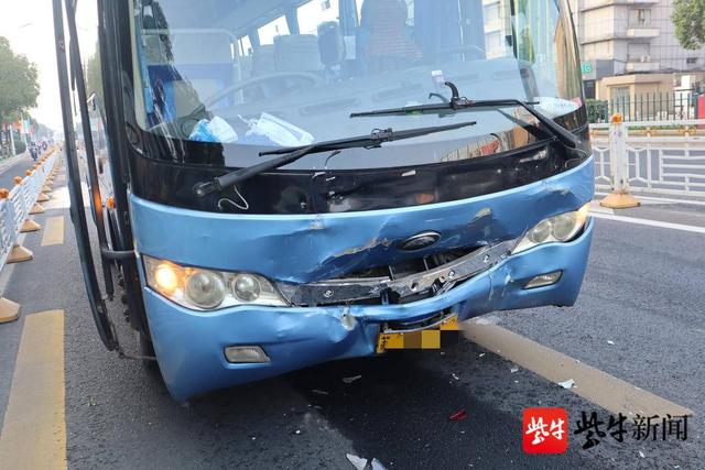 大客车追尾宝马车,只因跟得太紧司机反应不及|大客车|司机_新浪新闻