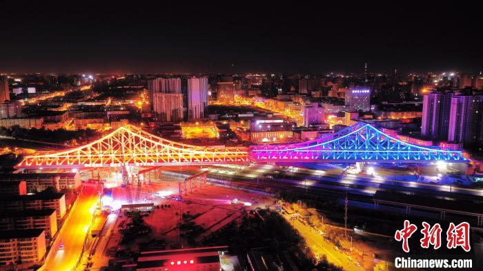 国内首座上跨运营高铁钢桁梁桥河北廊坊成功转体 高铁 河北省 铁路 新浪科技 新浪网