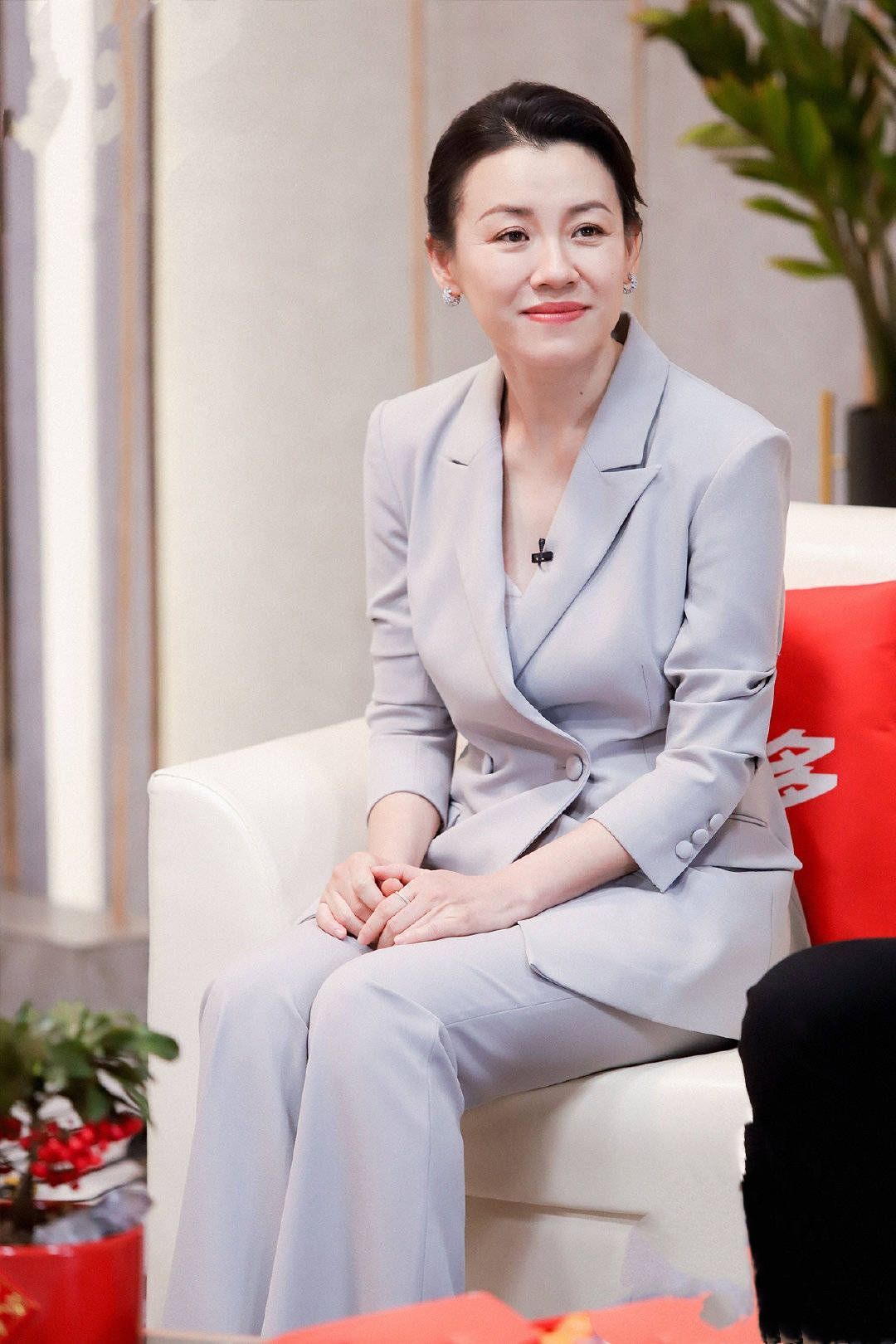 刘琳晒当志愿者自拍无修饰的脸发黄皱纹多接受衰老一点不装