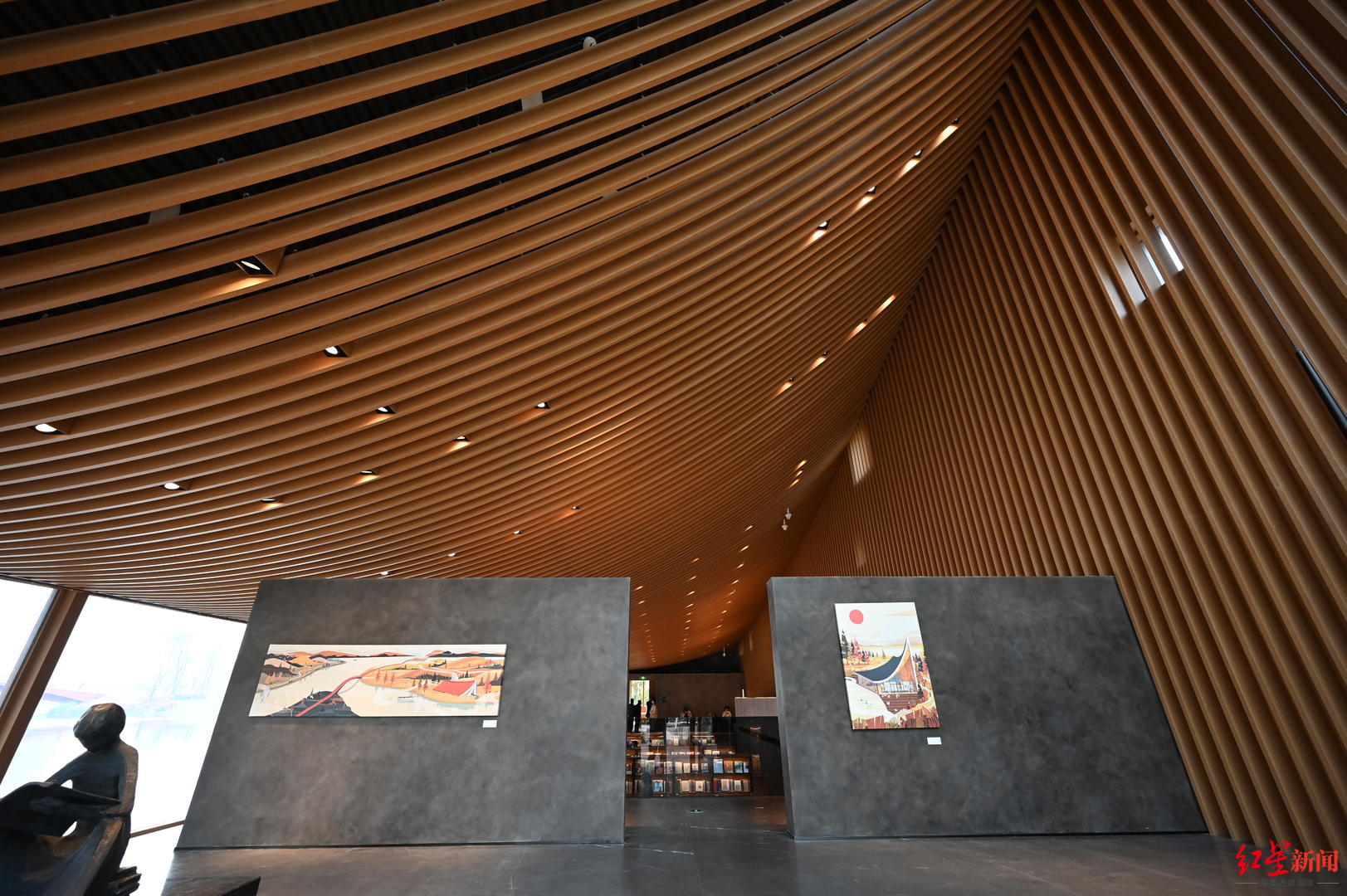 未开先火成都这家开在湖里的半沉浸式书店吸引无数游客打卡