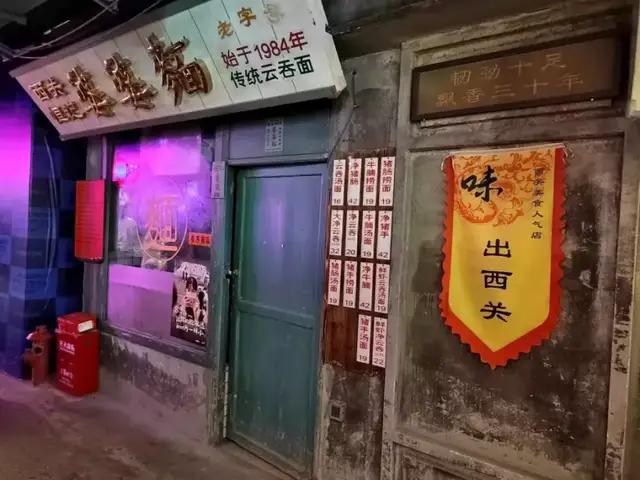 部分前期入驻的门店大门紧闭 （新旅界Joe 摄）