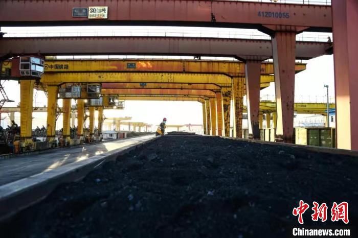 工人在检查运煤车辆。(资料片) 绥芬河出入境边防检查站供图
