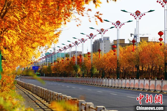 新疆托克逊县诗意秋景扮靓城区