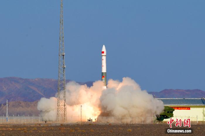 北京时间10月27日14时19分，中国在酒泉卫星发射中心用快舟一号甲运载火箭，成功将吉林一号高分02F卫星发射升空。汪江波 摄
