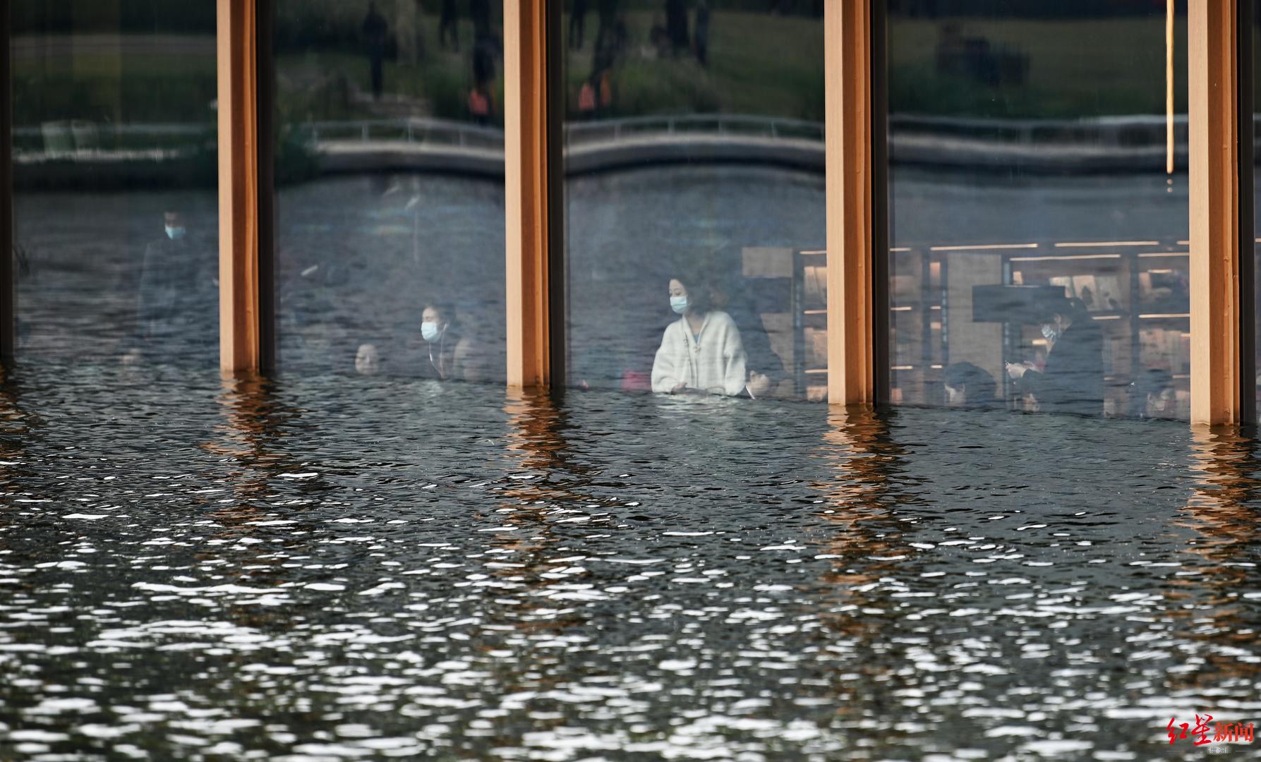 未开先火成都这家开在湖里的半沉浸式书店吸引无数游客打卡