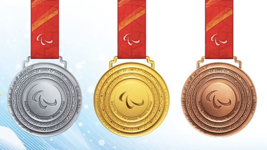     北京2022年冬残奥会奖牌（正面）。 北京冬奥组委供图