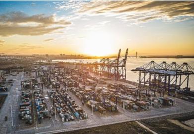 在海南洋浦经济开发区拍摄的洋浦国际集装箱码头（无人机照片）。新华社记者 蒲晓旭摄