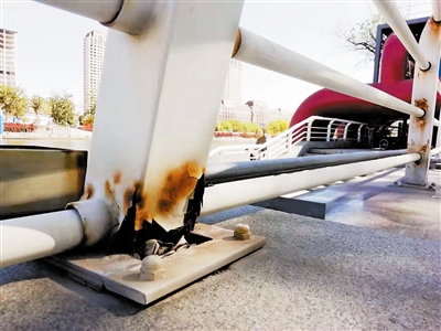 栏杆局部有锈蚀