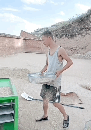 村里的第一个女研究生，不敢离开家乡休闲区蓝鸢梦想 - Www.slyday.coM