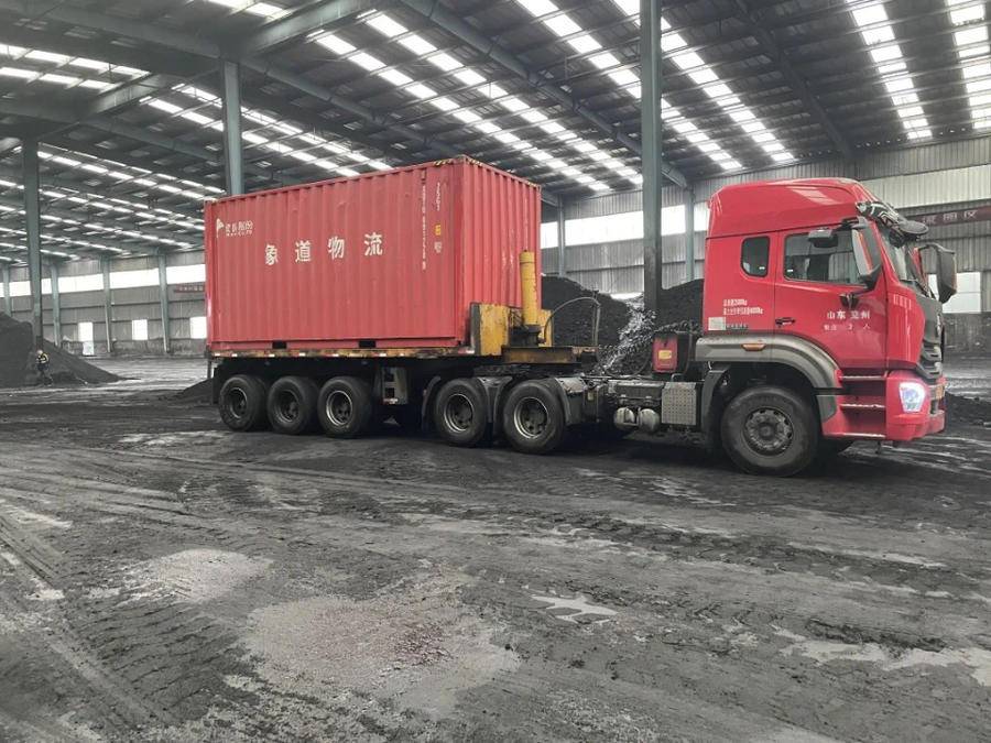 兖州北站(兖州国际陆港物流园专用线)的55组标准集装箱装箱装车完毕后