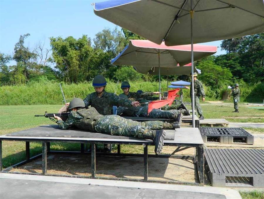 台军士兵靶场训练时垫软垫、打遮阳伞  台媒资料图