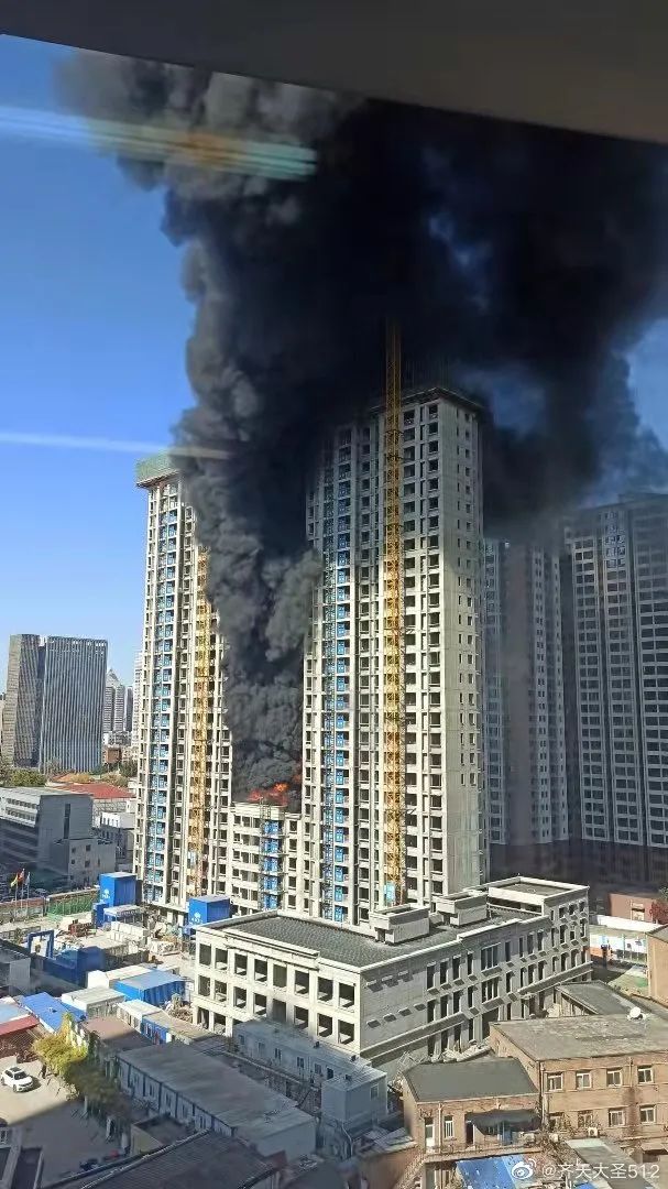 突发和平一在建高楼着火现场浓烟滚滚