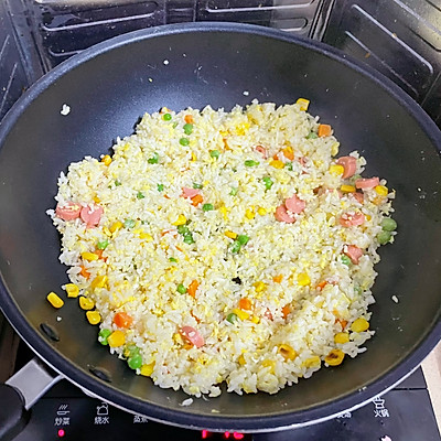 胡萝卜玉米青豆粒火腿蛋炒饭