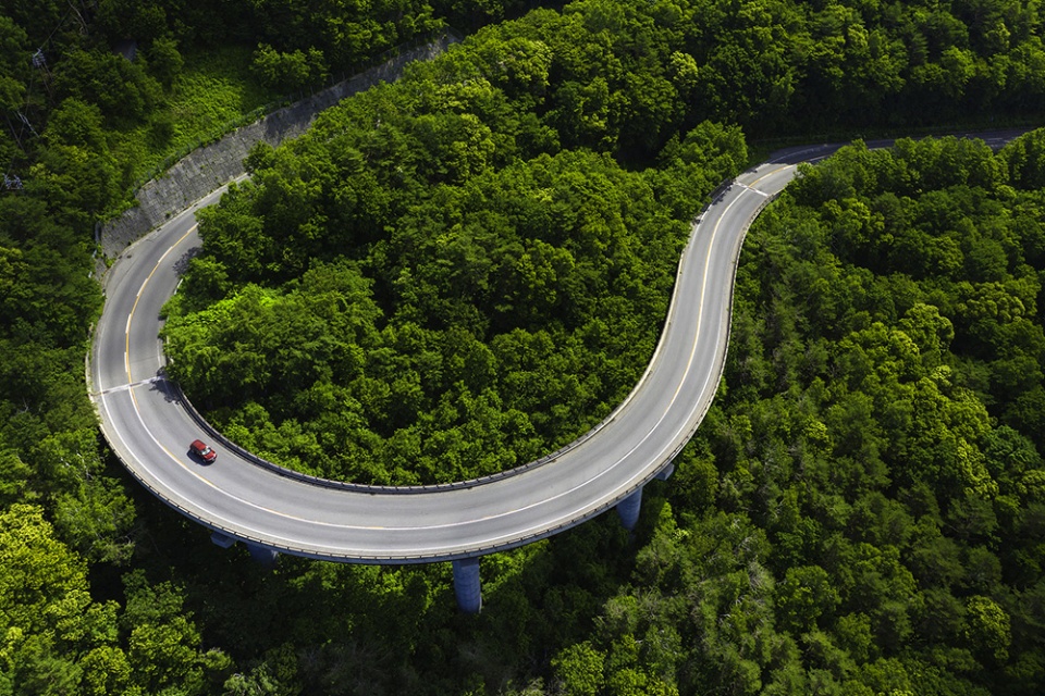 ev研发奥秘;纵"秦"试驾打卡深圳三洲田的秀丽美景,挑战特色盘山公路