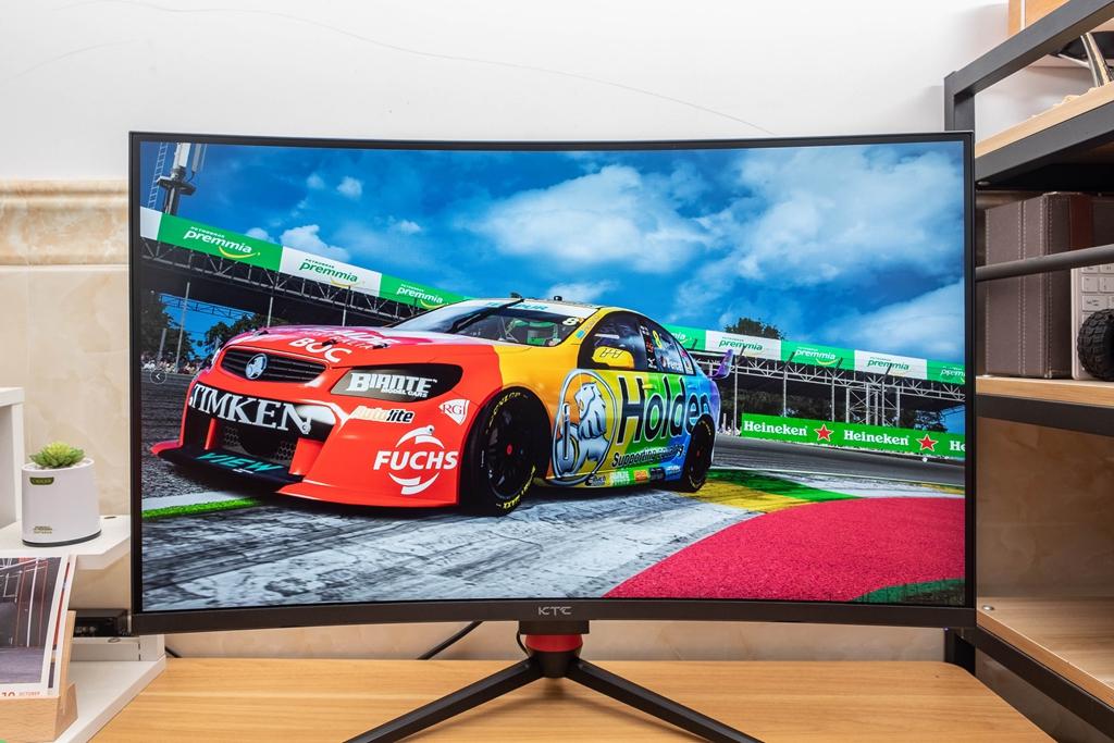 比较饱满,对比度也强,同时可视度还高,比起之前用的ips屏幕好太多了