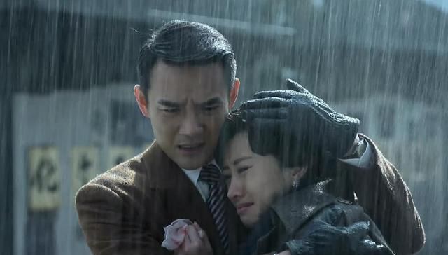 伪装者:明台跟明楼吵架,为何明诚选择明楼,用枪指着明台?