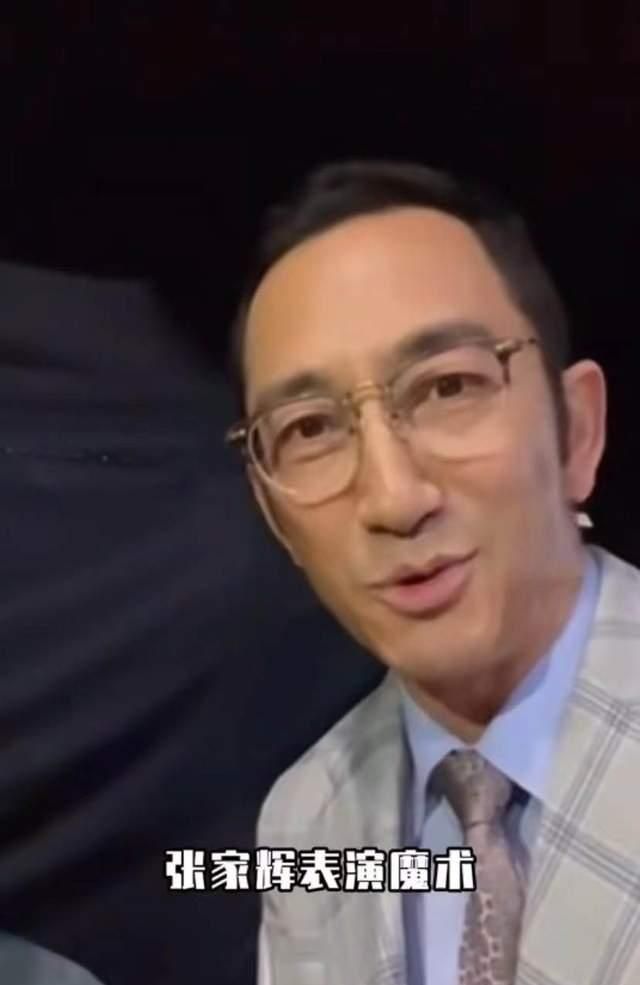 57岁吴启华近况罕曝光戴金丝眼镜容颜未改疑似转战直播带货