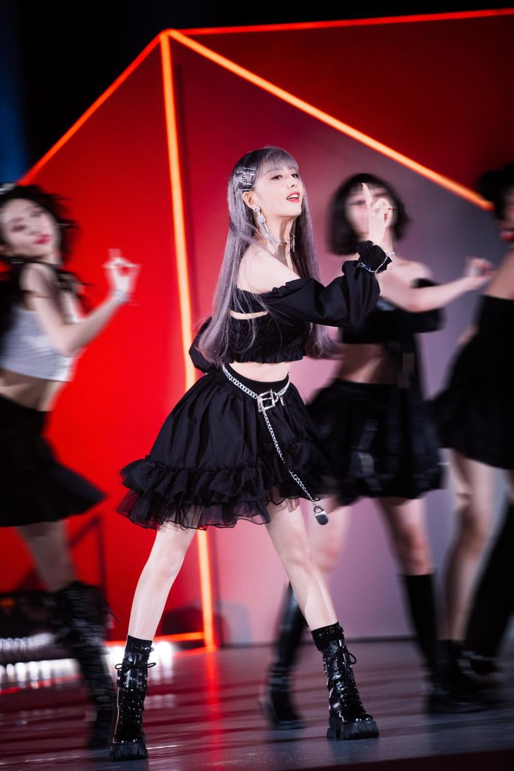 佟丽娅终于跳女团舞黑色短上衣又美又飒紫色长发太抢镜