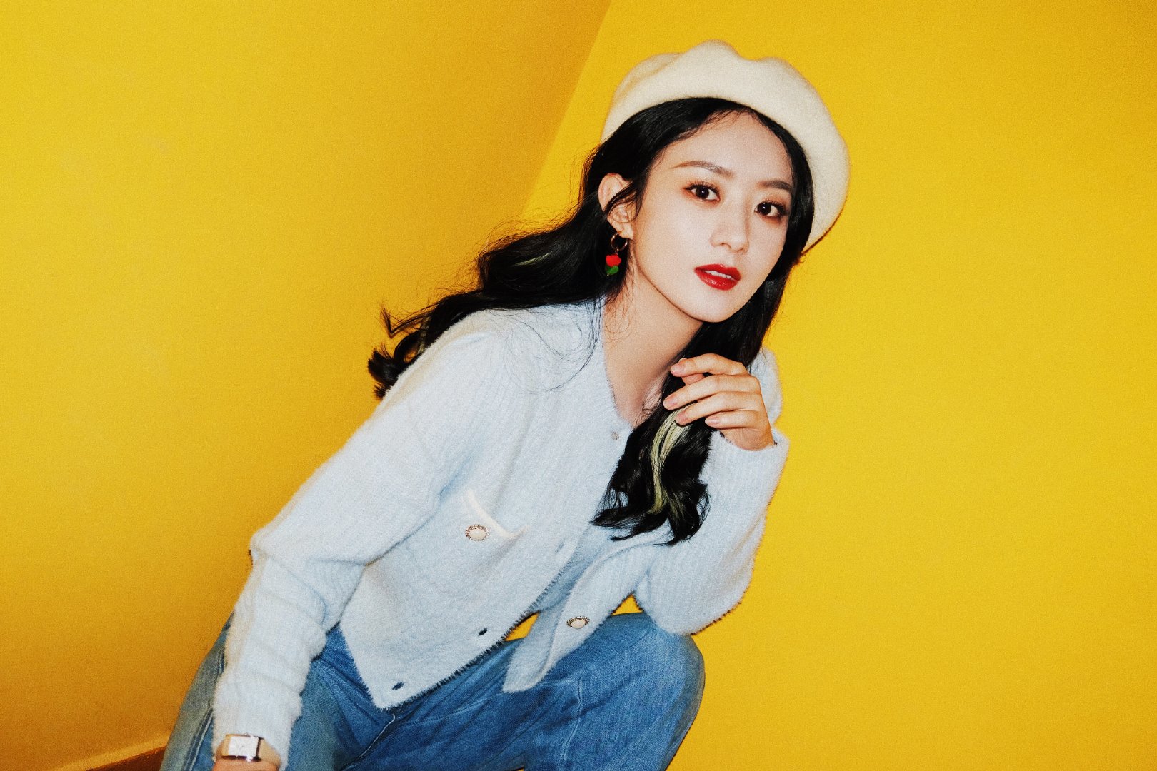 赵丽颖最新秋日写真大片慵懒毛衣搭贝雷帽效果文艺范十足