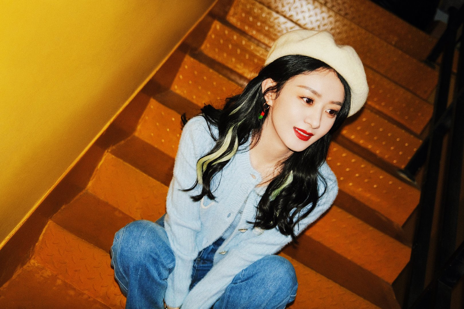 赵丽颖最新秋日写真大片慵懒毛衣搭贝雷帽效果文艺范十足