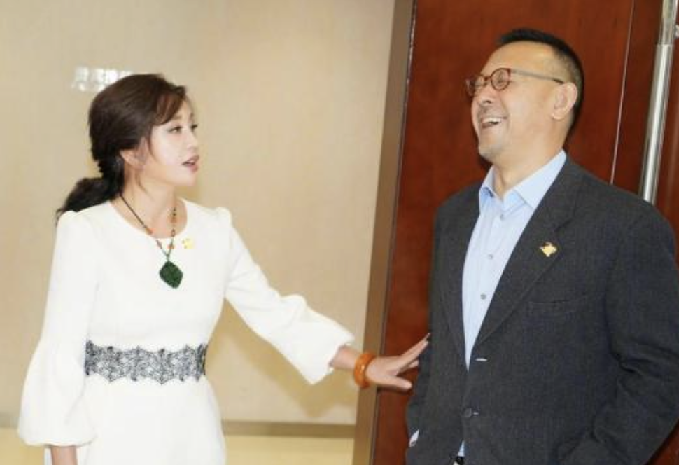 旧情人同框全是戏偷瞄对方故意不拥抱邓超笑得好心酸